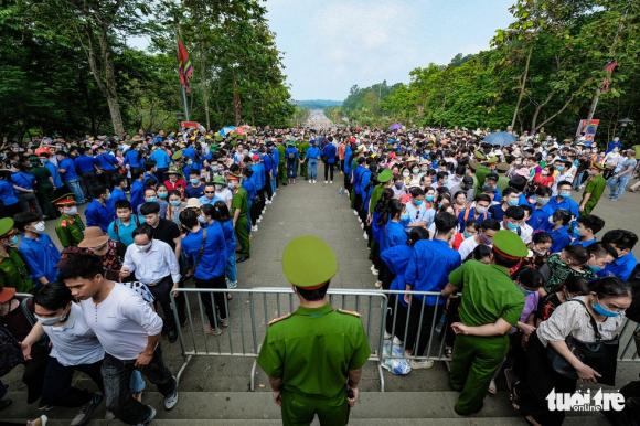 42 4 Bien Nguoi Chen Lan Dang Le O Den Hung Phu Tho