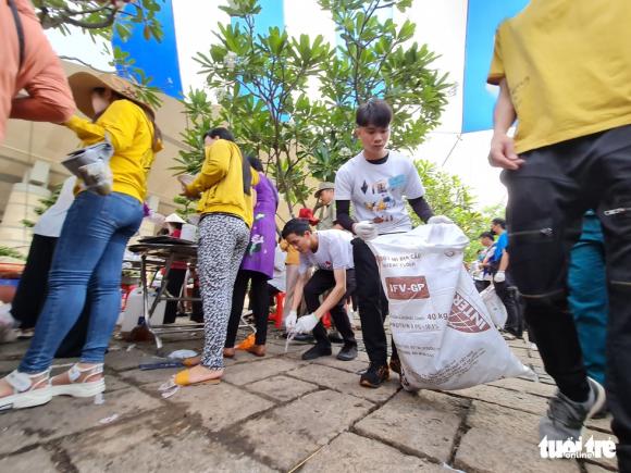 42 8 Nhat Rac O Den Tho Cac Vua Hung Ngay Gio To Bi Noi Song Ao Lam Mau Van Khong Bo Cuoc