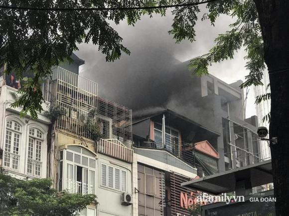 42 1 Ha Noi Chay Nha Hang Net Hue Tren Pho Thai Ha Nguoi Dan Nhao Nhao Bo Chay Giao Thong Un Tac Nghiem Trong