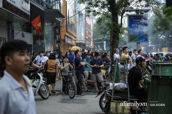 42 2 Ha Noi Chay Nha Hang Net Hue Tren Pho Thai Ha Nguoi Dan Nhao Nhao Bo Chay Giao Thong Un Tac Nghiem Trong