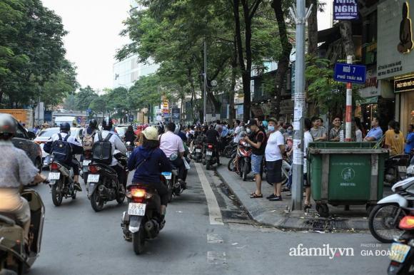 42 3 Ha Noi Chay Nha Hang Net Hue Tren Pho Thai Ha Nguoi Dan Nhao Nhao Bo Chay Giao Thong Un Tac Nghiem Trong