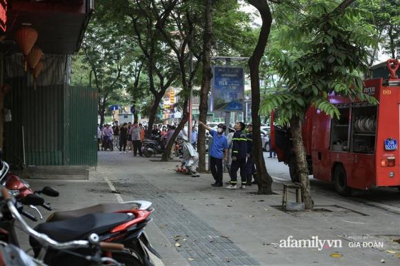 42 5 Ha Noi Chay Nha Hang Net Hue Tren Pho Thai Ha Nguoi Dan Nhao Nhao Bo Chay Giao Thong Un Tac Nghiem Trong