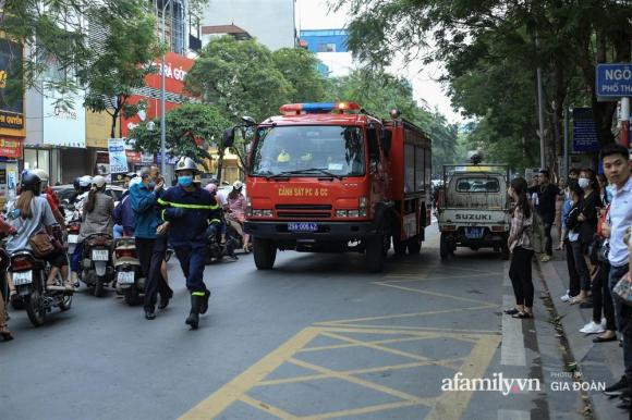 42 6 Ha Noi Chay Nha Hang Net Hue Tren Pho Thai Ha Nguoi Dan Nhao Nhao Bo Chay Giao Thong Un Tac Nghiem Trong