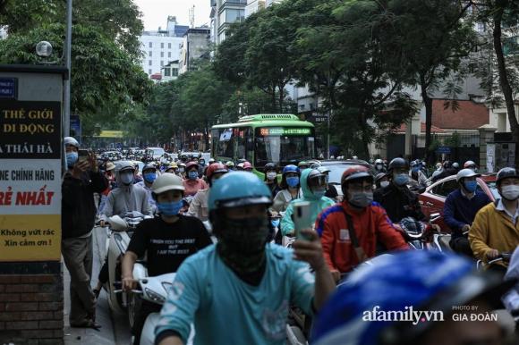 42 7 Ha Noi Chay Nha Hang Net Hue Tren Pho Thai Ha Nguoi Dan Nhao Nhao Bo Chay Giao Thong Un Tac Nghiem Trong