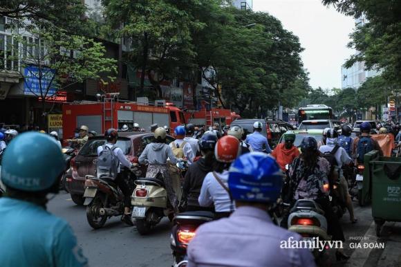 42 8 Ha Noi Chay Nha Hang Net Hue Tren Pho Thai Ha Nguoi Dan Nhao Nhao Bo Chay Giao Thong Un Tac Nghiem Trong