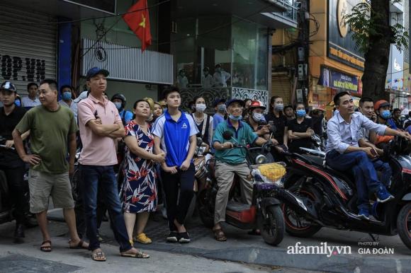 42 9 Ha Noi Chay Nha Hang Net Hue Tren Pho Thai Ha Nguoi Dan Nhao Nhao Bo Chay Giao Thong Un Tac Nghiem Trong