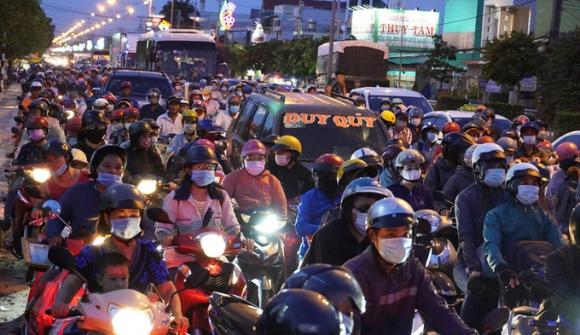 42 4 Nguoi Dan Un Un Roi Ha Noi Va Sai Gon Ve Que Nghi Le