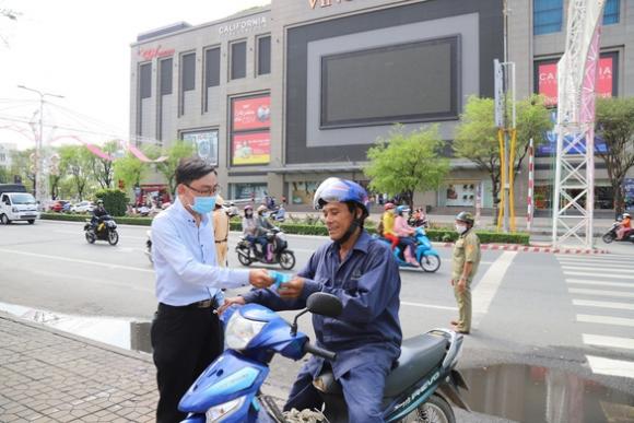 42 2 Can Tho Dong Loat Kiem Tra Nhac Nho Nguoi Di Duong Deo Khau Trang