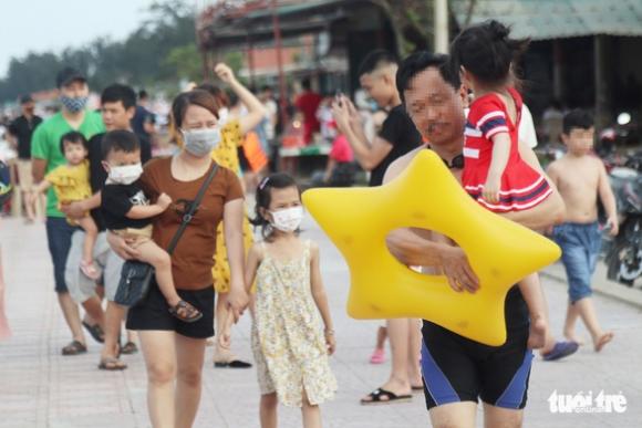 42 4 Hang Van Nguoi Ve Cua Lo Tam Bien Nhieu Nguoi Quen Deo Khau Trang