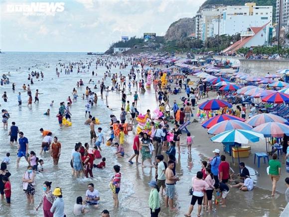 42 1 Anh Bien Vung Tau Dong Nghet Nguoi Du Khach Phot Lo Quy Dinh Deo Khau Trang