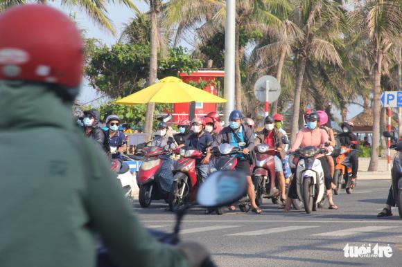 42 1 Ngoai Pho Da Nang Dan Mang Khau Trang Kin Mit O Bien Nhac Moi Deo