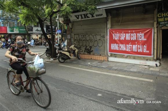 42 2 Covid 19 Quay Tro Lai Sieu Mat Tien Tren Pho Co Ha Noi E Am Treo Bien Sap Mo Cua Tiem Nhung Chua Biet Mo Cai Gi