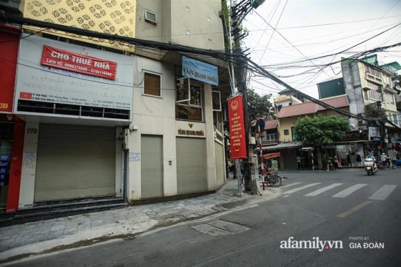 42 4 Covid 19 Quay Tro Lai Sieu Mat Tien Tren Pho Co Ha Noi E Am Treo Bien Sap Mo Cua Tiem Nhung Chua Biet Mo Cai Gi