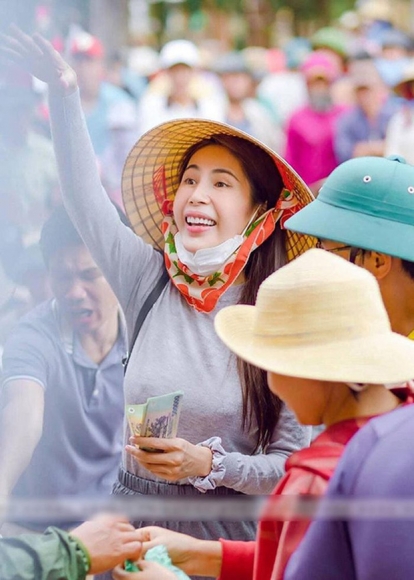 1 Nghe Si Lam Tu Thien Cam Tien Ty Cua Dong Bao Ma Quen Ma Sot