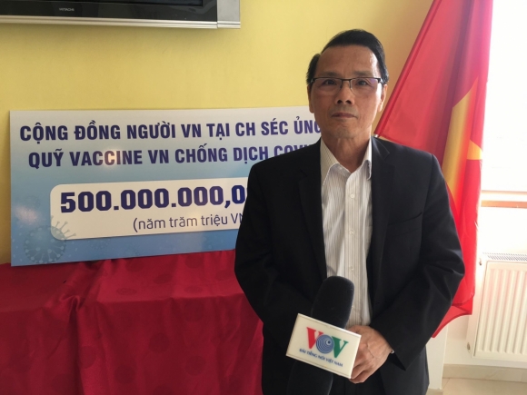 2 Nguoi Viet Tai Sec Ung Ho 500 Trieu Dong Cho Quy Vaccine Phong Chong Covid 19