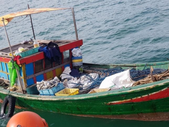 3 3 Ngu Dan Bat Ngo Phat Hien Kho Bau Kim Loai Duoi Day Bien Quang Binh