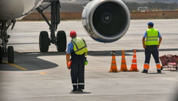 1 May Bay Cho Khach Boeing 767 Truot Khoi Duong Bang