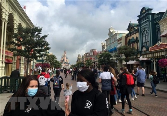 1 Phap Mo Lai Cong Vien Disneyland Paris Sau 8 Thang Dong Cua