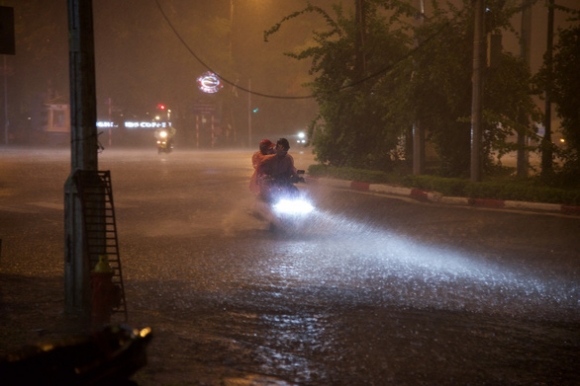 2 Ha Noi Mua Dem Mu Troi Nhieu Duong Ngap Sau