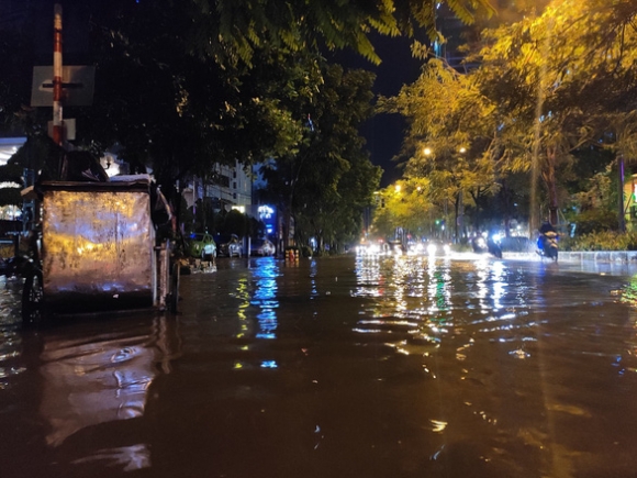 3 Ha Noi Mua Dem Mu Troi Nhieu Duong Ngap Sau