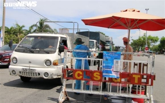 3 Anh Giua Nang Nong 40 Do C Hang Tram O To Noi Duoi Nhau Cho Qua Chot Kiem Dich