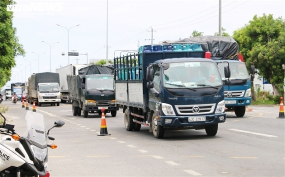 4 Anh Giua Nang Nong 40 Do C Hang Tram O To Noi Duoi Nhau Cho Qua Chot Kiem Dich