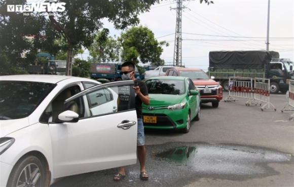 5 Anh Giua Nang Nong 40 Do C Hang Tram O To Noi Duoi Nhau Cho Qua Chot Kiem Dich