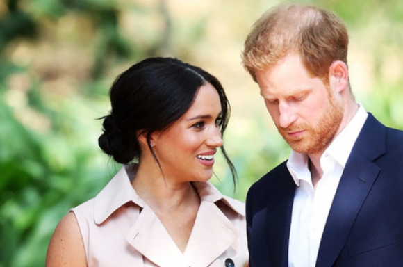 1 Harry Dang Nam Duoi Su Dieu Khien Cua Meghan