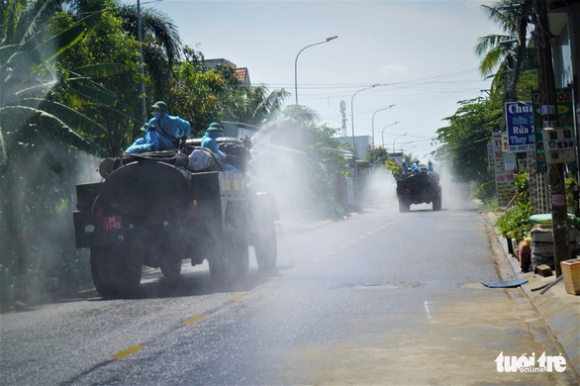 5 Tien Giang Phun Xit Khu Khuan Tren Dien Rong De Ngua Covid 19