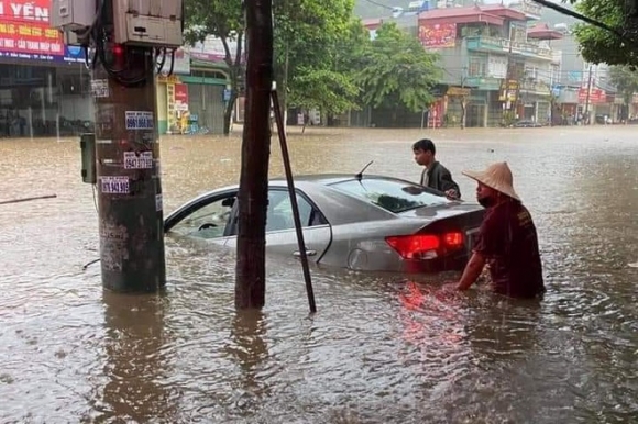 1 Hang Loat O To Chim Nghim Trong Bien Nuoc O Thanh Pho Lao Cai