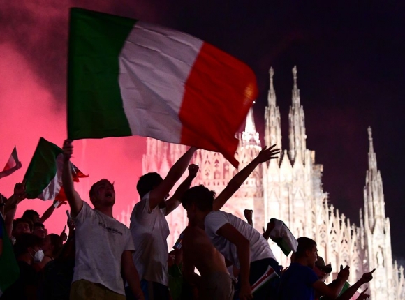 3 Nguoi Dan Italy Ua Ra Duong An Mung Chien Thang Vo Dich Euro 2020