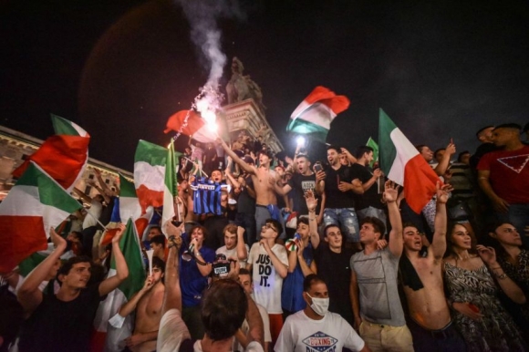 8 Nguoi Dan Italy Ua Ra Duong An Mung Chien Thang Vo Dich Euro 2020