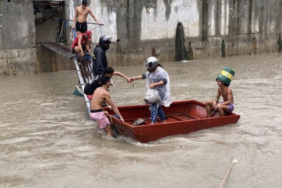 2 Bao Lu Can Quet Giua Luc Chau A Quay Cuong Voi Covid 19