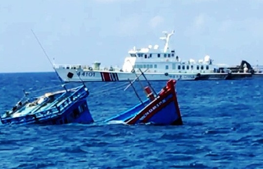 1 Tau Trung Quoc De Doa Sinh Ke Cua Ngu Dan Cac Nuoc Tren Bien Dong