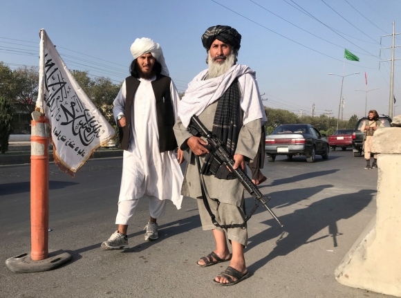 2 Linh Taliban Di Tap Gym Choi Xe Dien Dung Nguoi Dan Do Den San Bay De Thao Chay