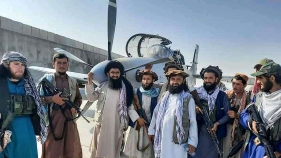 3 Taliban Bong Nhien Duoc Vu Trang Nhu Mot Quoc Gia Nato Hau Het Ca Loai Vu Khi Made In Usa