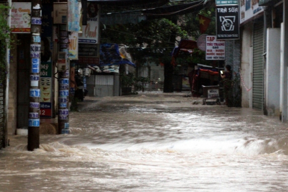 4 Bien Hoa Nuoc Un Un Tran Vao Nha Dan Nhieu Tuyen Duong Ngap Sau