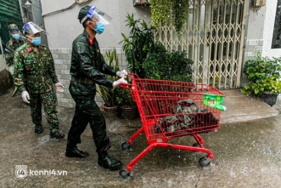 11 Cac Chien Si Bo Binh Dam Mua Mang Rau Cu Tu Tay Trong Tang Ba Con Sai Gon Khien Ai Cung Xuc Dong Thay May Chu Vat Va Ma Sao Thuong Qua