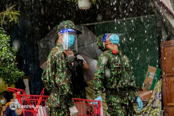 12 Cac Chien Si Bo Binh Dam Mua Mang Rau Cu Tu Tay Trong Tang Ba Con Sai Gon Khien Ai Cung Xuc Dong Thay May Chu Vat Va Ma Sao Thuong Qua