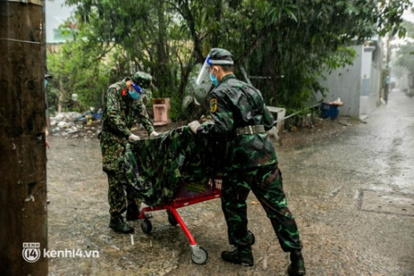 13 Cac Chien Si Bo Binh Dam Mua Mang Rau Cu Tu Tay Trong Tang Ba Con Sai Gon Khien Ai Cung Xuc Dong Thay May Chu Vat Va Ma Sao Thuong Qua