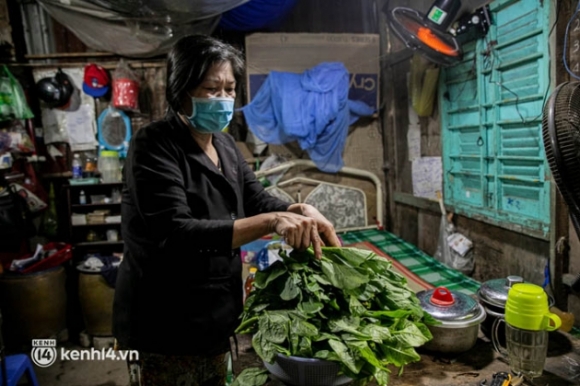 15 Cac Chien Si Bo Binh Dam Mua Mang Rau Cu Tu Tay Trong Tang Ba Con Sai Gon Khien Ai Cung Xuc Dong Thay May Chu Vat Va Ma Sao Thuong Qua