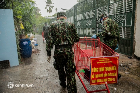 16 Cac Chien Si Bo Binh Dam Mua Mang Rau Cu Tu Tay Trong Tang Ba Con Sai Gon Khien Ai Cung Xuc Dong Thay May Chu Vat Va Ma Sao Thuong Qua