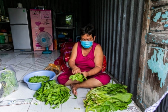 17 Cac Chien Si Bo Binh Dam Mua Mang Rau Cu Tu Tay Trong Tang Ba Con Sai Gon Khien Ai Cung Xuc Dong Thay May Chu Vat Va Ma Sao Thuong Qua