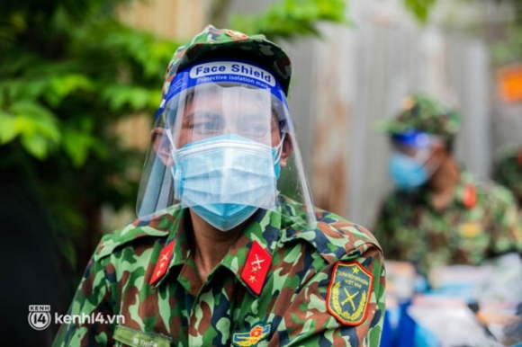 18 Cac Chien Si Bo Binh Dam Mua Mang Rau Cu Tu Tay Trong Tang Ba Con Sai Gon Khien Ai Cung Xuc Dong Thay May Chu Vat Va Ma Sao Thuong Qua