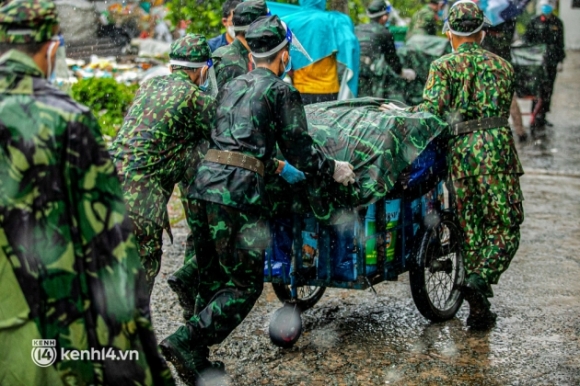 1 Cac Chien Si Bo Binh Dam Mua Mang Rau Cu Tu Tay Trong Tang Ba Con Sai Gon Khien Ai Cung Xuc Dong Thay May Chu Vat Va Ma Sao Thuong Qua