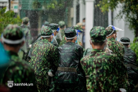 21 Cac Chien Si Bo Binh Dam Mua Mang Rau Cu Tu Tay Trong Tang Ba Con Sai Gon Khien Ai Cung Xuc Dong Thay May Chu Vat Va Ma Sao Thuong Qua