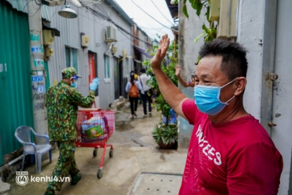 5 Cac Chien Si Bo Binh Dam Mua Mang Rau Cu Tu Tay Trong Tang Ba Con Sai Gon Khien Ai Cung Xuc Dong Thay May Chu Vat Va Ma Sao Thuong Qua