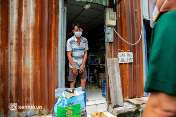 6 Cac Chien Si Bo Binh Dam Mua Mang Rau Cu Tu Tay Trong Tang Ba Con Sai Gon Khien Ai Cung Xuc Dong Thay May Chu Vat Va Ma Sao Thuong Qua