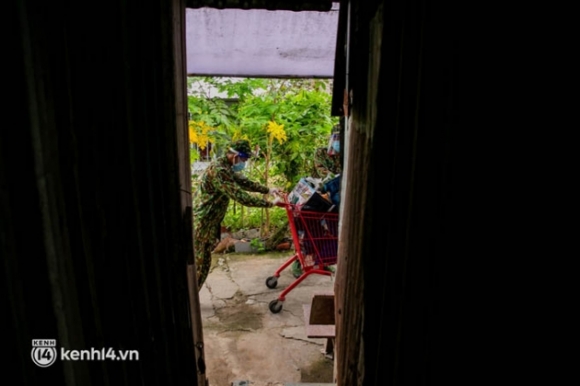 7 Cac Chien Si Bo Binh Dam Mua Mang Rau Cu Tu Tay Trong Tang Ba Con Sai Gon Khien Ai Cung Xuc Dong Thay May Chu Vat Va Ma Sao Thuong Qua