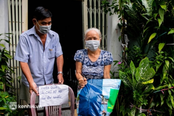 9 Cac Chien Si Bo Binh Dam Mua Mang Rau Cu Tu Tay Trong Tang Ba Con Sai Gon Khien Ai Cung Xuc Dong Thay May Chu Vat Va Ma Sao Thuong Qua